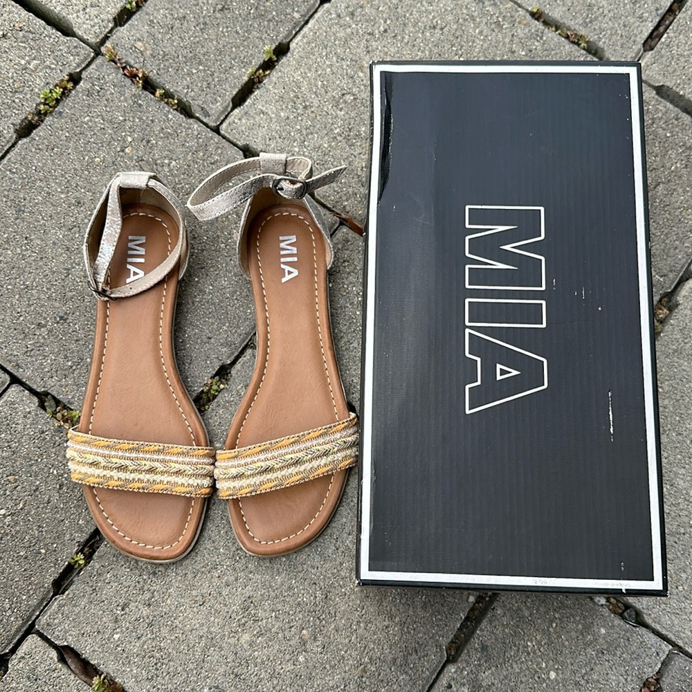 Mia sandals